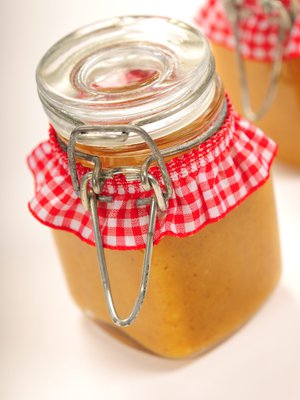 Joulusinappi laitetaan lasipurkkiin ja koristellaan jouluiseksi. Kuva: <span class="photographer">Jukka Lehtinen</span>