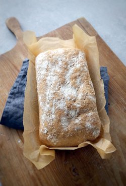 Herkullinen vuokaleipä on rapea päältä, pehmeä sisältä.