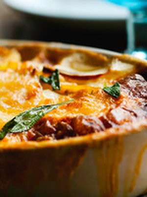 Gratinoidut kermaperunat valkosipulilla tai ilman. Kuva: <span class="photographer">Tuomas Kolehmainen</span>