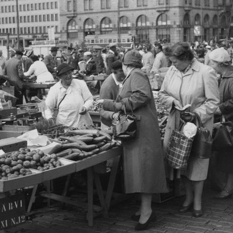 Juhannusmyyntiä Helsingin kauppatorilla vuonna 1957. Kuva: <span class="photographer">Kaarlo Lindberg / Helsingin kaupunginmuseo</span>