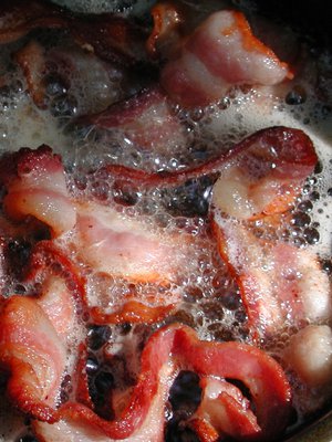 Pekonista saa rapeaa monela eri tavalla. Myös pannussa. Kuva iStock.