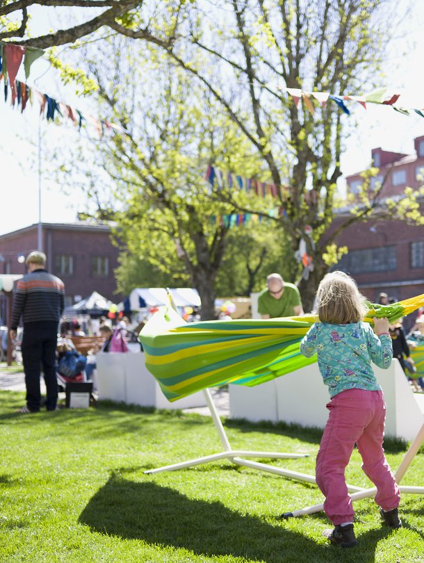 Riippumatot kiikkuivat Teurastamon pihalla myös toukokuisissa kesäkauden avajaisissa. Kuva: <span class="photographer">Maria Miklas / Teurastamo.</span>