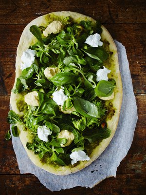 Viherpizzan kastike on pestoa ja täytteet kaikkea vihreää. Kuva: <span class="photographer">Tuomas Kolehmainen</span>