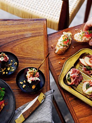 Baskilaisia suupaloja ja sormisyötäviä kutsutaan pintxoiksi. Kuva: <span class="photographer">Sami Repo</span>