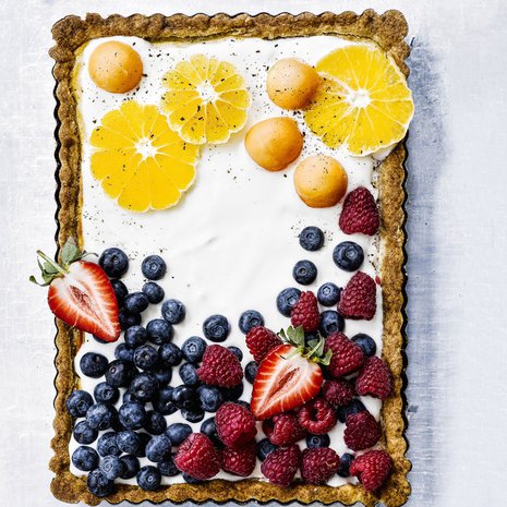 Jogurtin raikastama rahkatorttu on ihana juhlaleivonnainen. Kuva: Sami Repo.