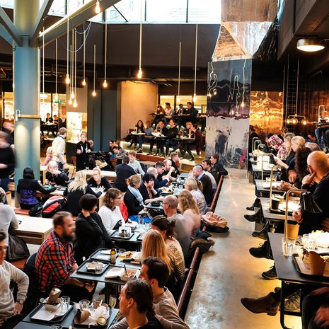 Ringen-kauppakeskuksen ravintolamaailmassa istutaan kuin teatterissa.