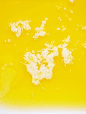 Voi käryää jo noin 120 asteessa, mutta kirkastettu voi kestää savuamatta 250 astetta. Kuva: <span class="photographer">Panu Pälviä.</span>