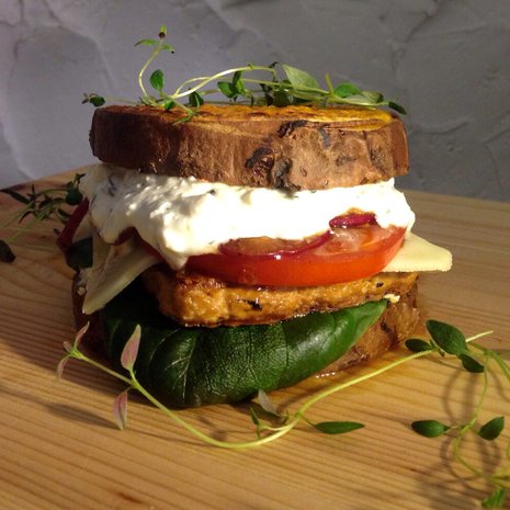 Vaikka tekisit bataattiburgerista vegeversion, se on täyttävää ruokaa.