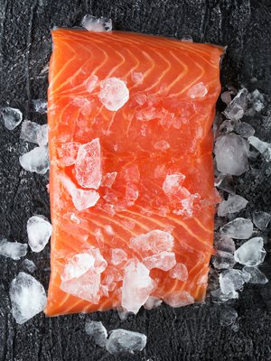 Jos kuulut graavilohen suurkuluttajiin, kannattaa ottaa haltuun yksinkertainen tapa, jolla isonkin kalafileen saa suolautumaan takuulla tasaisesti.