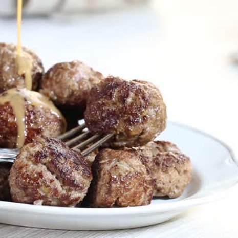 Muhkeat lihapullat pyöräytetään jäätelökauhalla. Ne pysyvät pyöreinä reippaalla ravistelulla.