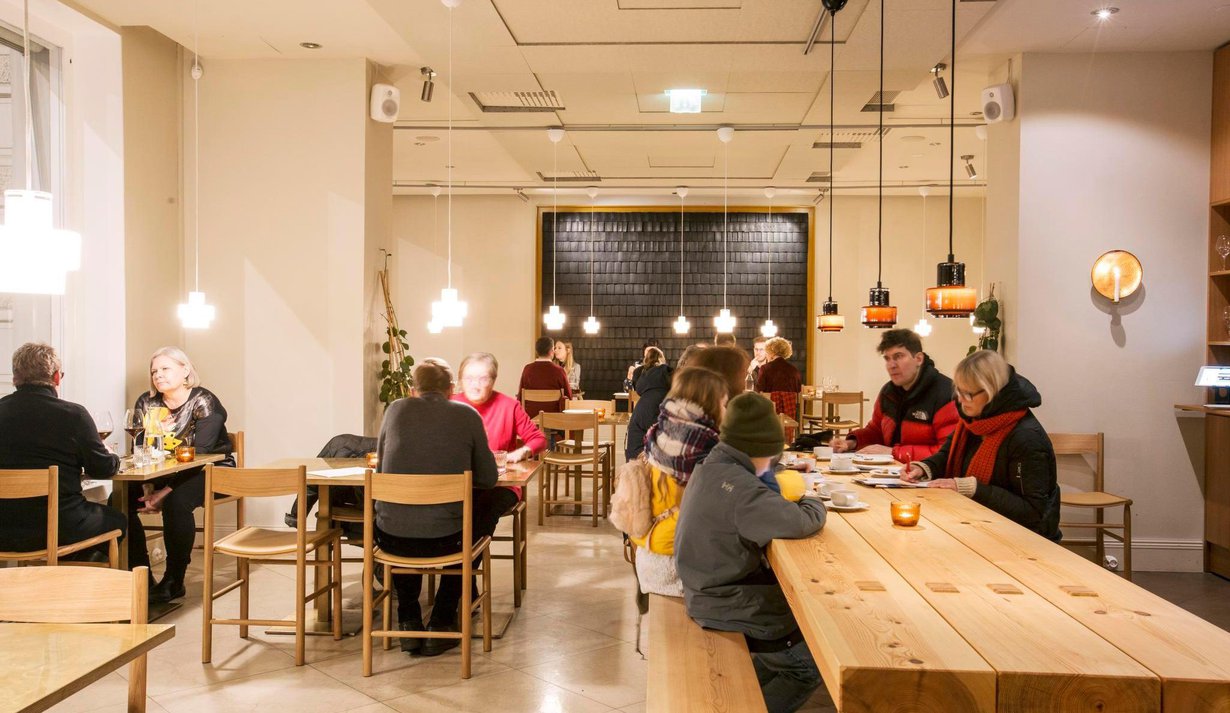 Espa tuoksuu miellyttävästi puulle, ja jykevän parrupöydän ääressä kelpaa syödä.