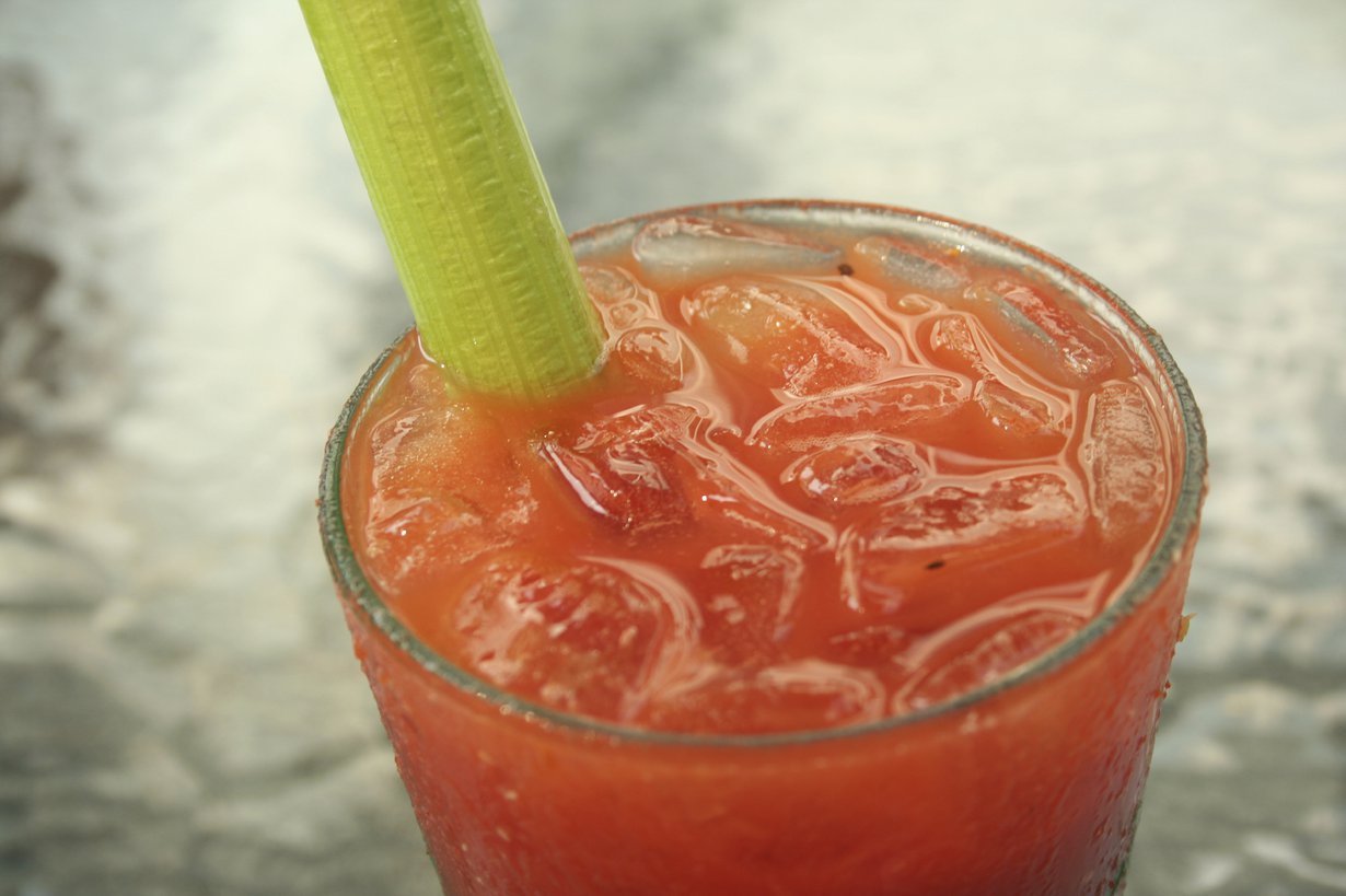 Moni lentomatkustaja siemailee Bloody Marya, koska tomaattimehu ei ole ilmassa niin makeaa. Kuva: Istockphoto.