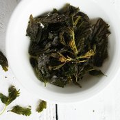 Nokkoset voi friteerata vaikkapa sipseiksi. Kuva: <span class="photographer">Tiina Hurskainen.</span>