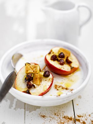 Karamelliomenoiden sisään lusikoidaan toffeekarkkitäytettä. Kuva: <span class="photographer">Sami Repo.</span>