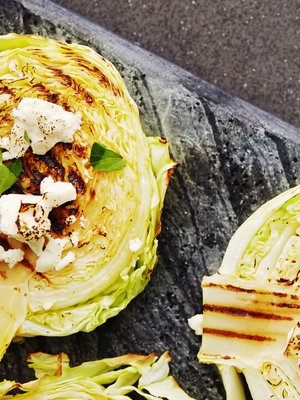 Grillatuille kaaleille voi murentaa vähän fetaa tai muuta juustoa. Kuva: <span class="photographer">Panu Pälviä</span>