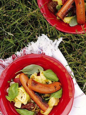 Bratwursti loikoilee mielellään raikkaiden vihannesten seurassa. Kuva: <span class="photographer">Pia Inberg</span>