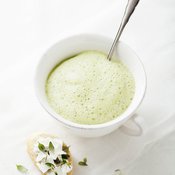 Pehmeällä vuohenjuustolla voidellut patonkiviipaleet ovat kurkkukeiton nappiseuralainen! Kuva: <span class="photographer">Elvi Rista.</span>