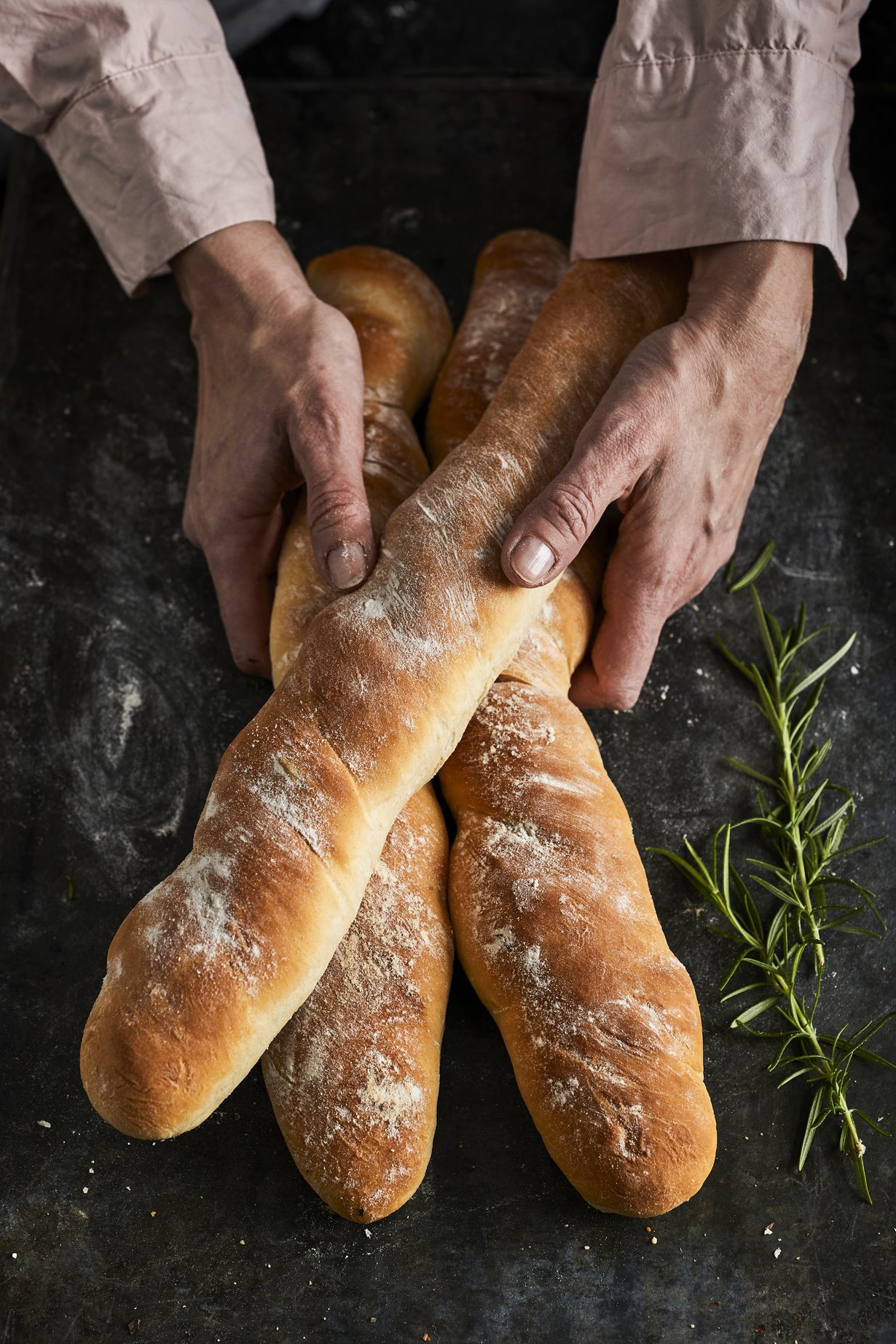 Kuivahtaneen parmesaanikantin paras paikka on raastettuna patonkitaikinassa.