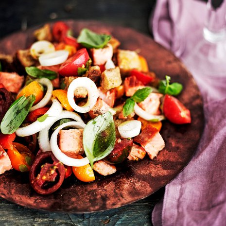 Niukat raaka-aineet ovat savukala-panzanellan mahtavan maun salaisuus. Kuva: Sami Repo.