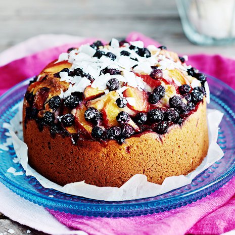 Muhkean nektariini-mustikkakakun taikina sekoitetaan suoraan vuokaan! Kuva: Panu Pälviä