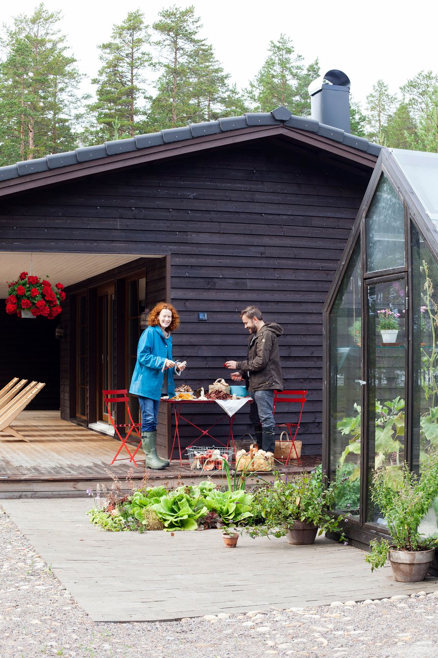 Saimi Hoyer ja Petri Salmela tekivät intohimoisen sienikirjan. Kuva: <span class="photographer">Tuomas Kolehmainen.</span>