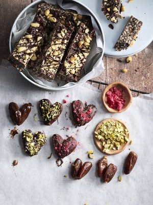 Maustetut taatelit ovat iso hitti karkkiosastoilla, mutta niitä on helppo tehdä itsekin.