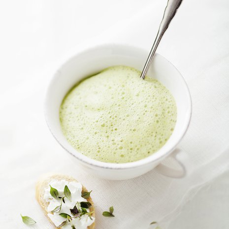 Pehmeällä vuohenjuustolla voidellut patonkiviipaleet ovat kurkkukeiton nappiseuralainen! Kuva: Elvi Rista.