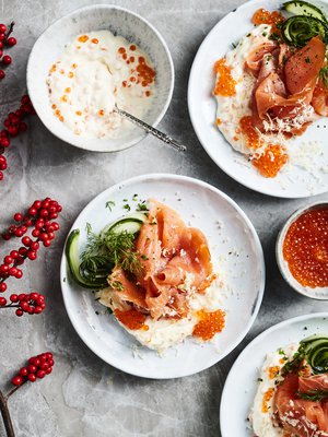 Mätikastikkeen kanssa tarjotusta kylmäsavulohesta ja mummonkurkuista saa herkullisen pienen alkuruoan jouluiselle aterialle.