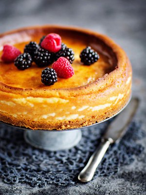 Tärkeintä on uskaltaa ottaa kakku uunista jo ennen kuin täyte on kokonaan kiinteytynyt.