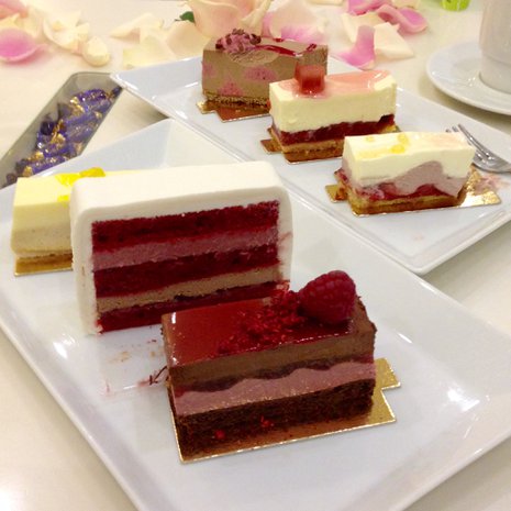 Hääkakku-tastingissä maistellaan kuutta eri kakkua.