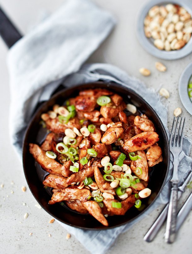 Tulinen kung pao viimeistellään maapähkinällä. Kuva: <span class="photographer">Reetta Pasanen</span>