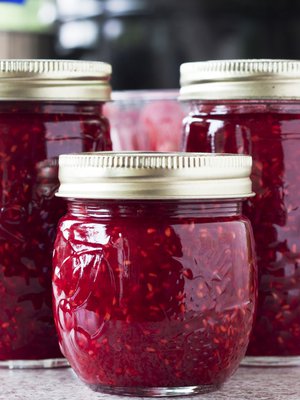 Raakahillon voi valmistaa myös vadelmasta. Kuva: <span class="photographer">IStockphoto</span>