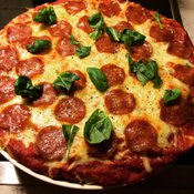Se näyttää pannupizzalta, mutta juustoisen kuoren alla muhii mehevä pastavuoka. Kuva: <span class="photographer">Teemu Leminen.</span>