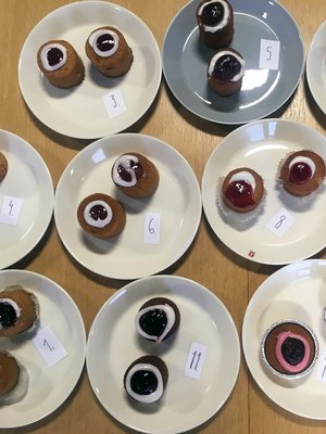 Torttujen numerointi ei vastaa niiden sijoitusta, vaan numerot auttoivat sokkotestissä kirjuria yhdistämään kommentit oikeisiin torttuihin. 