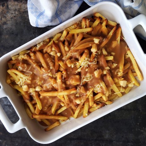 Poutinesta voi tehdä ison version vuokaan tai sen voi jakaa suoraan lautasille annoksiksi