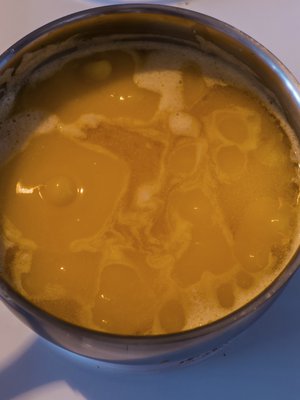 Valkoisen vaahdon alta pilkottaa kullankeltainen kirkastettu voi. Kuva: <span class="photographer">IStockphoto</span>