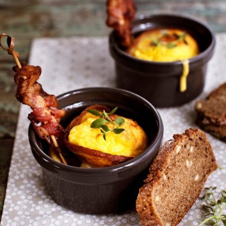 Huonokin aamu kirkastuu hetkessä, kun joku kiikuttaa eteen näin maukkaan aamupalan. Kuva: Panu Pälviä.