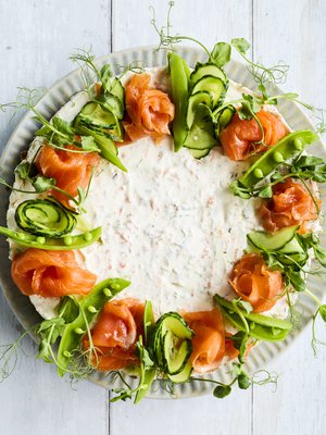 Mainettaan helpompi! Yksi leipä ja yksi täyte riittävät, kun tekaiset helpon mutta komean lohimoussekakun.