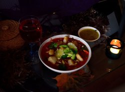 Tomaattien mehukas keitto sopii syksyn synkkeneviin iltapäiviin
