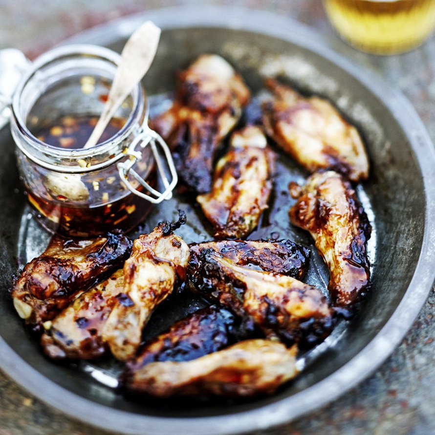 Tahmeat kanansiivet saavat juuri oikean maun appelsiinimarinadista. Linkki reseptiin jutun lopussa. Kuva: <span class="photographer">Reetta Pasanen.</span>