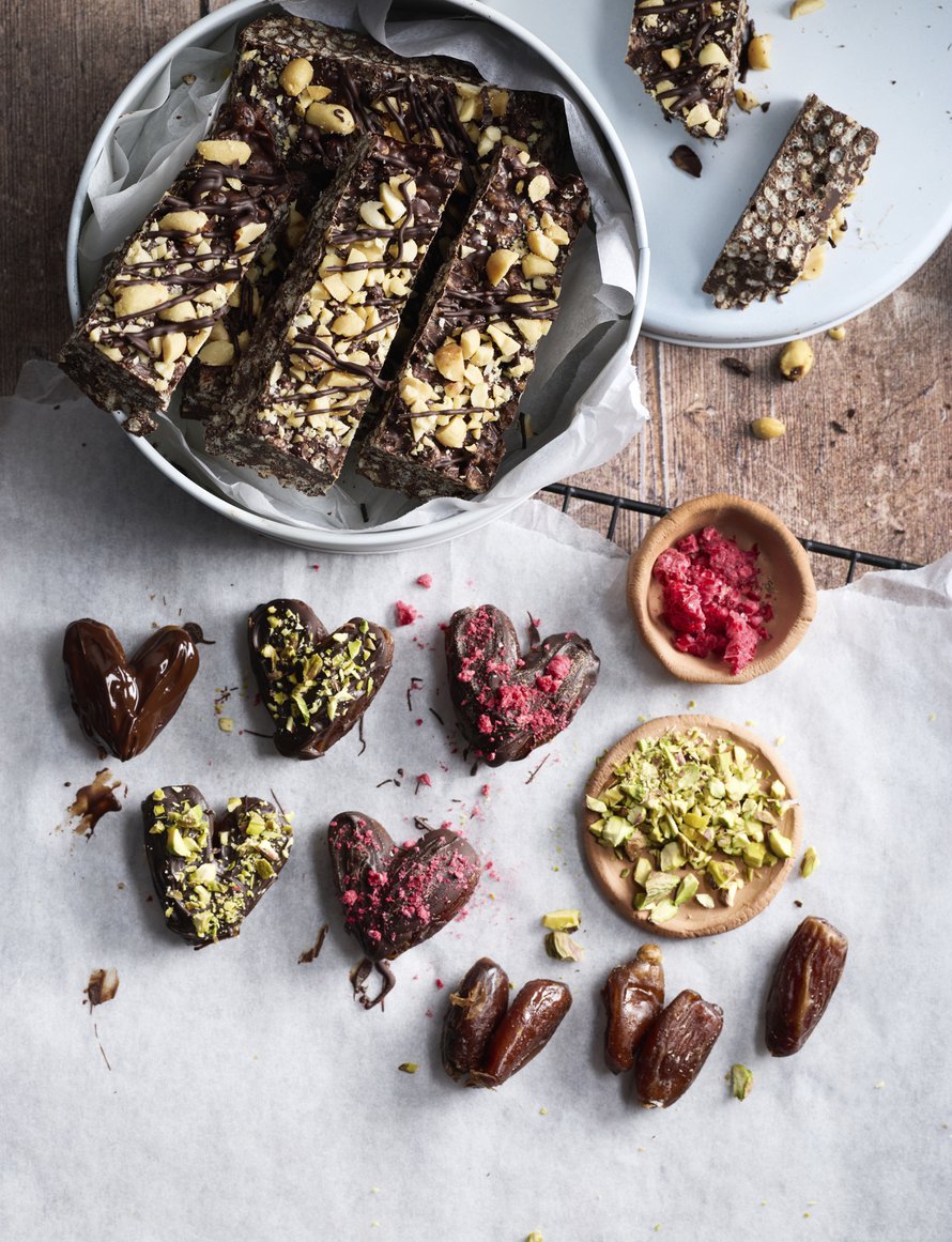 Herkkulahjat on helppo tehdä itse. Nämä riisisuklaapatukat ja -konvehdit onnistuvat koululaisiltakin.