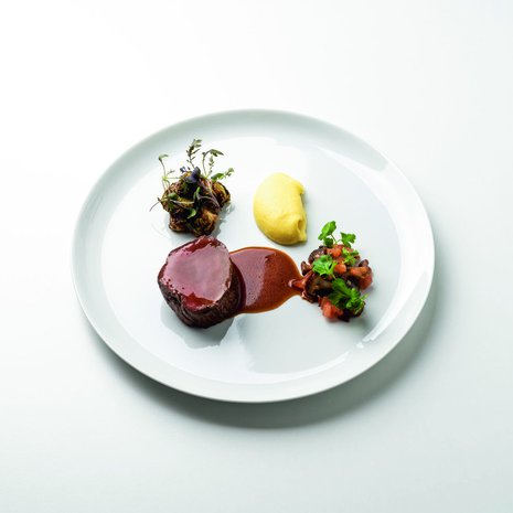 Vaivannäkö ruoanlaitossa palkitaan. Bocuse d'Or -tähtikokkien ohjeilla loihdit gourmeeta lautaselle. Kuva Santeri Stenvall, lautanen E. Ahlström. 