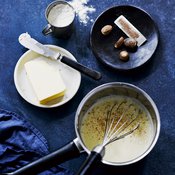 Perinteinen valkokastike sakeutuu vehnäjauhojen avulla. Mausteeksi ripaus muskottia! Kuva: <span class="photographer">Sami Repo.</span>
