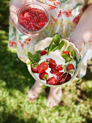 Heleä mansikkahillo on maustettu appelsiinilla ja Camparilla.