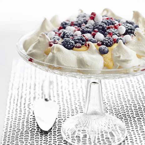 Pavlova on kevään valmistujaispöydän kuningatar - myös keliakiavieraille.