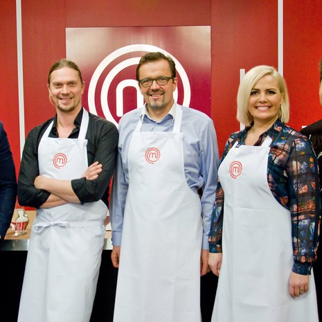 Ensimmäisessä MasterChef VIP -jaksossa kisaavat Mikko von Hertzen, Jyrki Anttila ja Kaisa Liski. Isäntinä Tomi Björck ja Henri Alén. Kuva: <span class="photographer">Nelonen.</span>
