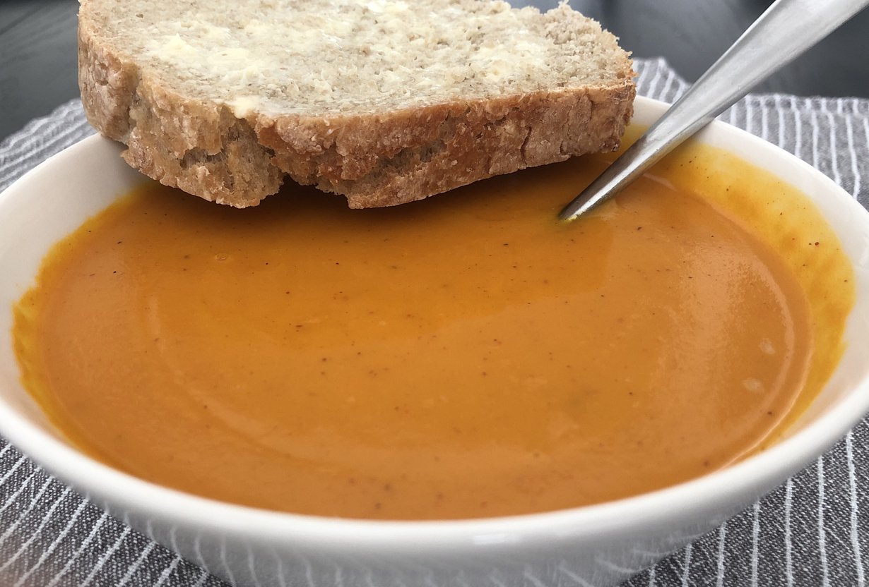 Lämmittävä bataattisosekeitto