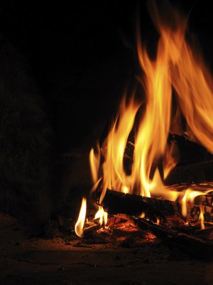 Tuli on juhannuksen elementti. Se luo tunnelmaa kokossa, kypsentää ruuan grillissä ja lämmittää saunan sopivan kuumaksi jopa sateiseen iltaan. Kuva: <span class="photographer">Istockphoto.</span>