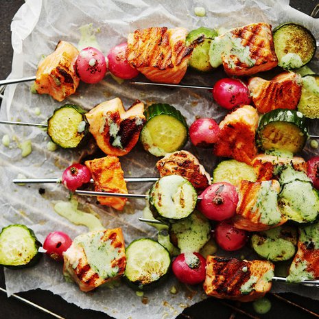 Kuka haluaisi kokata sisällä, jos ulkokokkauksen tuloksena on grillin raidoittamaa ruokaa? Kuva: <span class="photographer">Panu Pälviä.</span>