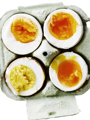 Toiset tykkää löysemmästä. Kovinta munaa on keitetty 8 minuuttia, puolikovaa 6 minuuuttia, melko löysää 4-5 minuuttia ja löysää 3 minuuttia. Kuva: <span class="photographer">Sami Repo</span>